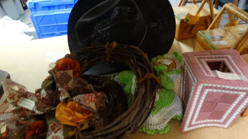lot 17628 image: Miscellaneous lot.  Tissue holder, 2- small wreaths, 2- cowboy hats.