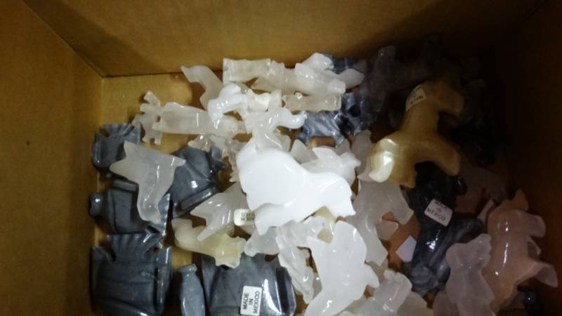 lot 17634 image: Box of assorted onyx animals.
