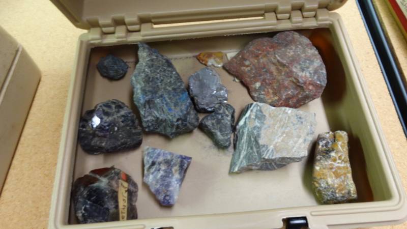 lot 17641 image: Assorted rocks.