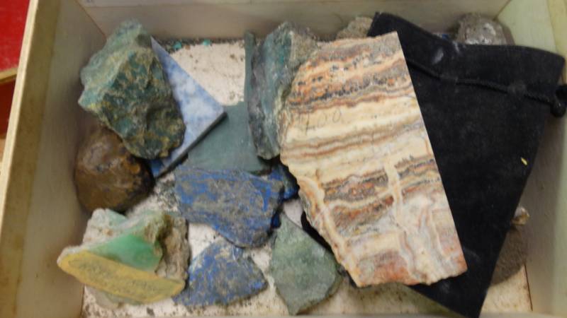 lot 17644 image: Assorted rocks.