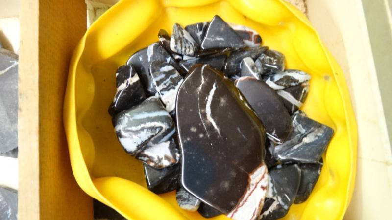 lot 17652 image: Assorted rocks.