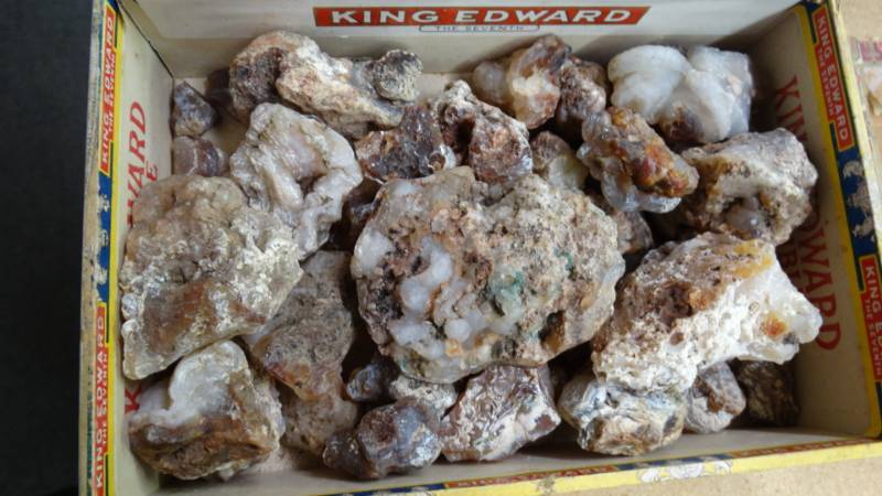 lot 17655 image: Assorted rocks.