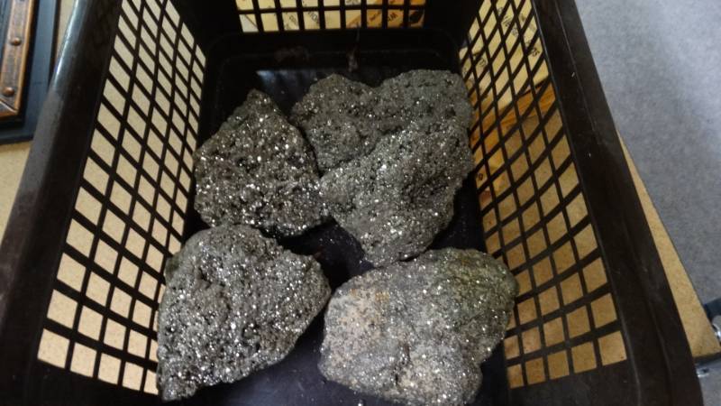 lot 17656 image: Assorted rocks.