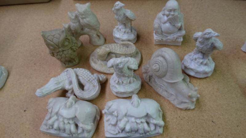 lot 17658 image: Lot of small animal statues.