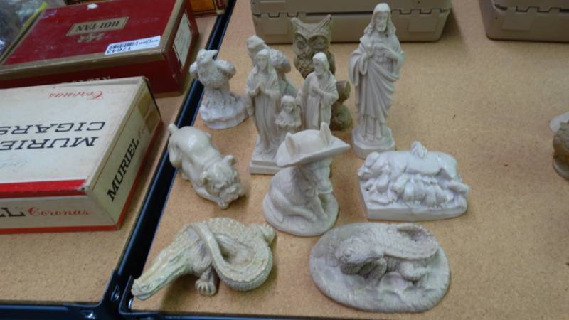 lot 17659 image: Lot of small animal statues.