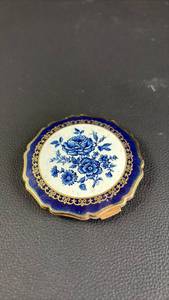 lot 34 image: Vintage Stratton Made In England Loose Powder Compact