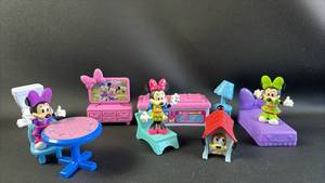 lot 90 image: Disney Action Figures (3) Minnie Mouse House Furnishings and Pluto Dog House