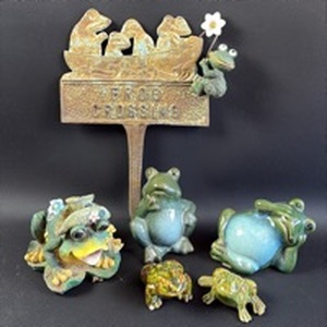 lot 333 image: Frog Crossing Garden Sign with Decorative Frog Figurine Collection