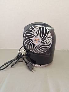 lot 98 image: Vornado FLIPPI V8 Compact Personal Air Circulator Fan