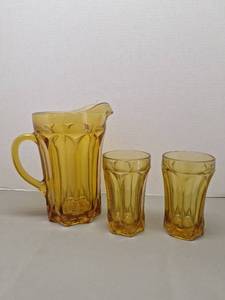 lot 111 image: Vintage Anchor Hocking Fairfield Amber Pitcher & Glasses