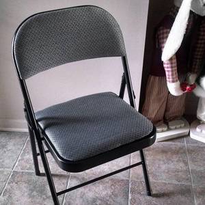 lot 8877 image: Peakform Fabric Padded Folding Chair Black - Retail $26