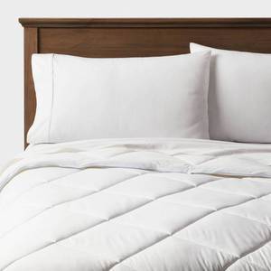 lot 8891 image: FullQueen Cool Touch Down Alternative Duvet Insert - Threshold - Retail $65