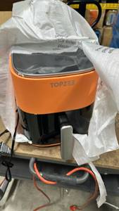 lot 22100 image: TOPZEE 3.5qt Air fryer