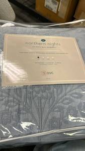 lot 11022 image: Northern Nights Matelasse Stonewash Comforter & Sham Set - Twin