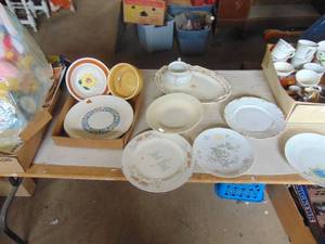lot 3969 image: Mismatched China Pieces