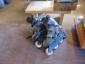 lot 4271 image: 2 Pairs of Roller Blades - Size 9 or so 