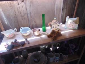 lot 4277 image: Contents of Shelves - Green Vase