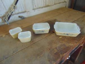 Pyrex Refrigerator set - lids included