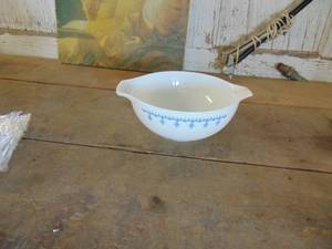 lot 4288 image: 8 Pyrex Bowl