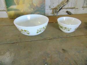 lot 4289 image: Pair of Pyrex Bowls - -
