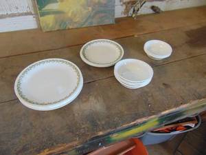 lot 4291 image: Pyrex Plates and Bowls -