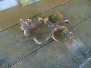 lot 4293 image: Very Large Hull Brown Drip Leaf Dish