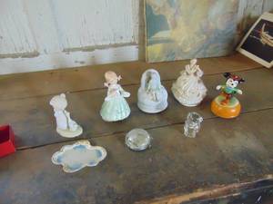 lot 4308 image: Music Boxes and Decor