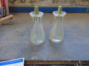 lot 4319 image: Pyrex - Salt and Pepper Shakers