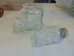 lot 4332 image: Salt and Pepper Shakers - Very heavy - Lead Crystal 