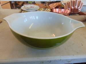 lot 4348 image: Avocado - Pyrex Mixing Bowl