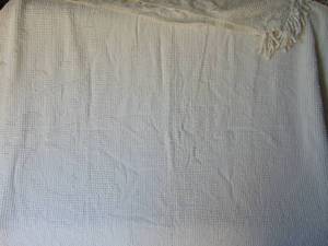 lot 4368 image: Chenille Bed Spread