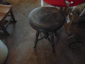 lot 4383 image: Claw Foot Piano Stool