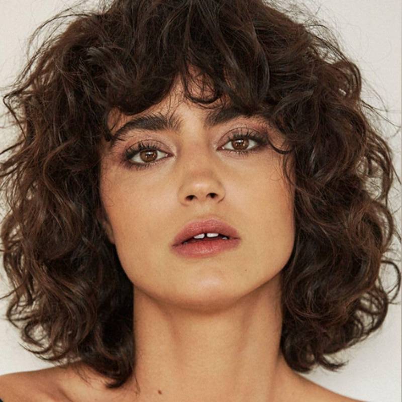 lot 45727 image: Kaneles Short Brown Curly Wig Womens Bob Wig with Bangs Shoulder Length Naturel Hair Wigs for Daliy Party Halloween Use - Retail $22