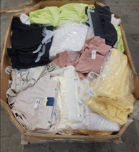 lot 60757 image: Womens Summer Clothing Old Navy - Several Hundred Plus Sizes (X-4X) w tags