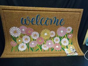 lot 1015 image: Welcome Floral Doormat with Embroidered Daisies - Retail $15