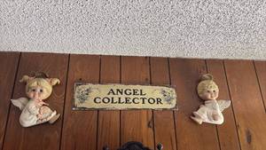 lot 60625 image: Angel Collector Sign with Two Angel Figurines Set - Retail $15