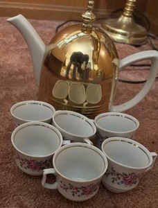 lot 60636 image: Vintage Tea Set Made in German Democratic Republic (Teapot, Cups & Saucers) - Retail $25