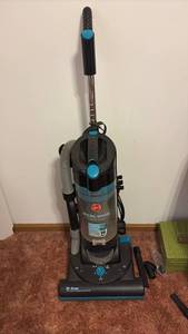lot 60682 image: Hoover Cyclonic Bagless Upright Vacuum Cleaner 12 Amp - Retail $75