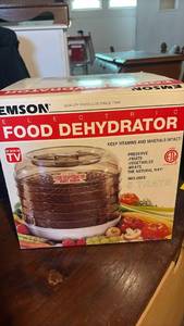 lot 60720 image: Emson Electric Food Dehydrator with 5 Trays - Retail $35