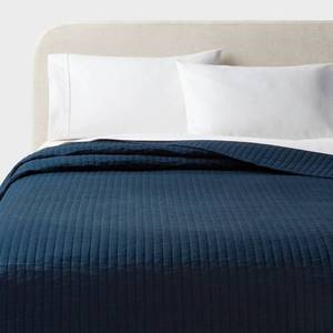 lot 9012 image: King Washed Cotton Sateen Quilt Dark Navy - Threshold, 250 Thread Count, Machine Washable - Retail $89