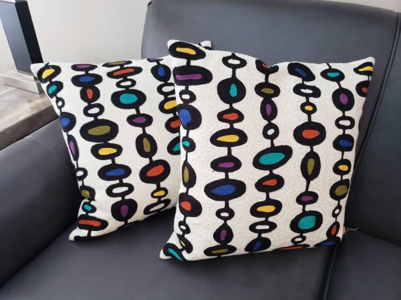 lot 5007 image: Lot (2) Sofa throw pillows