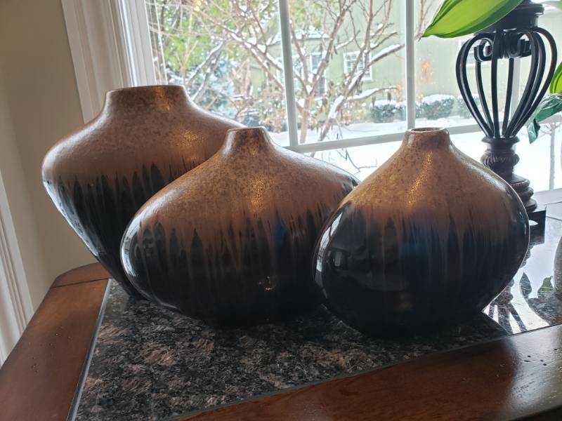 lot 5015 image: Lot (3) decorative vases