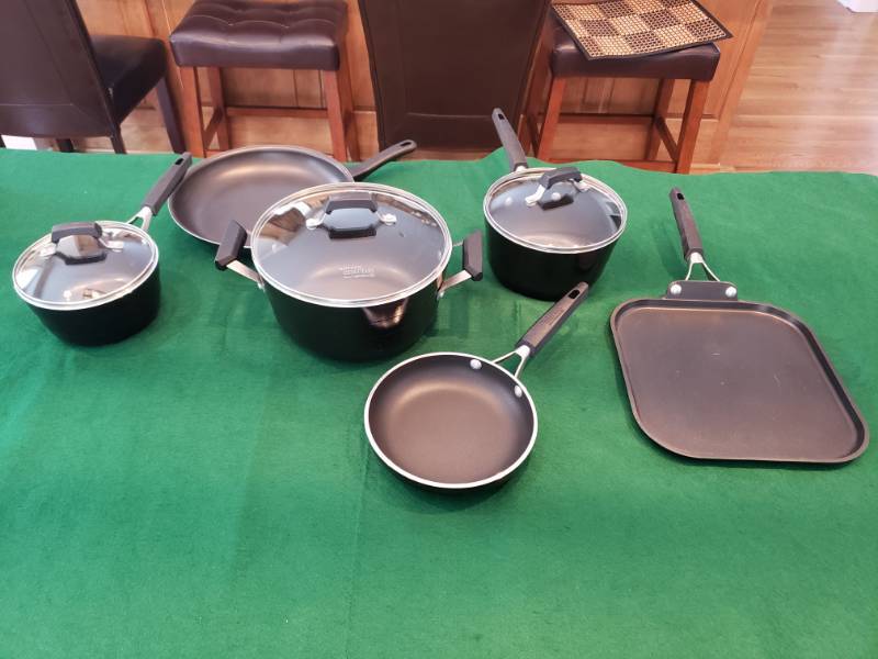 lot 5019 image: Calphalon Kitchen Essentials 9 Piece pot pan set