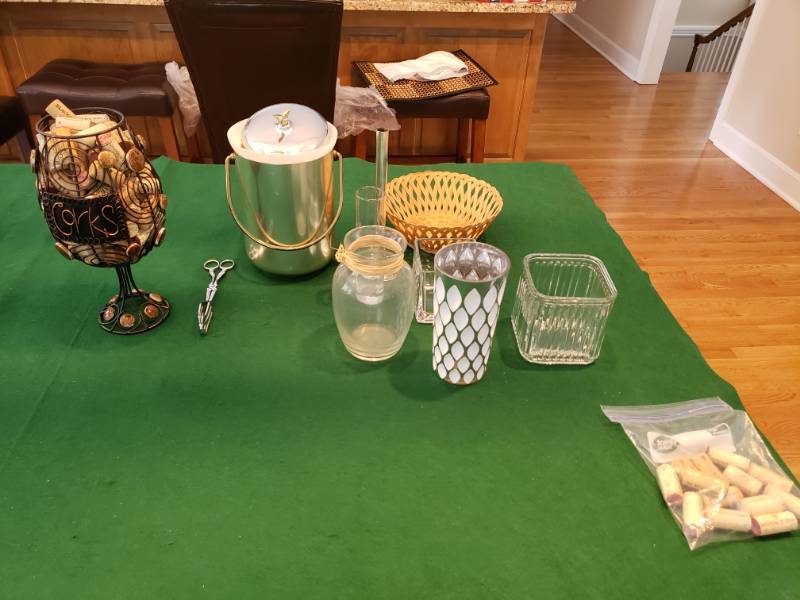 lot 5033 image: Lot of wine and decor items