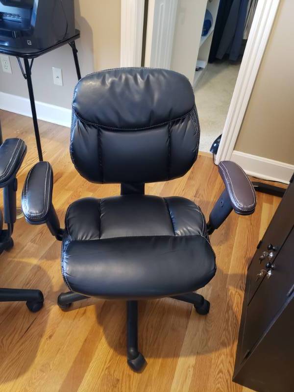 lot 5041 image: Office chair on casters