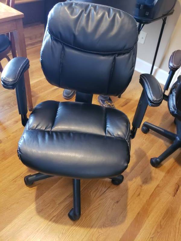 lot 5042 image: Office chair on casters
