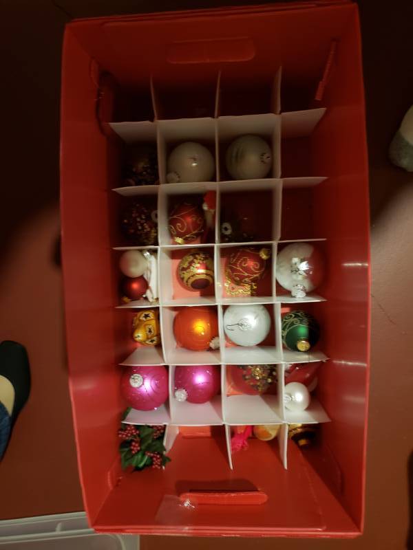 lot 5060 image: Assorted lot of Christmas balls for tree