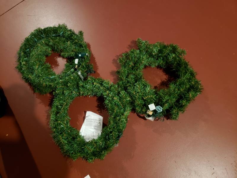 lot 5062 image: Lot (3) lighted wreaths and garland