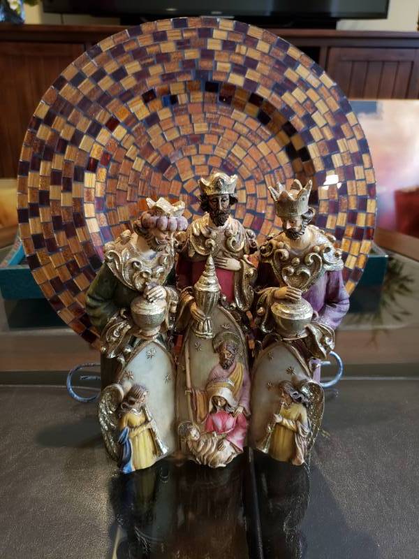 lot 5077 image: Nativity Scene and Plate