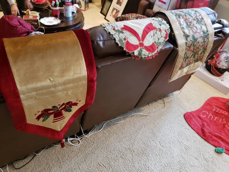 lot 5097 image: Lot of Christmas mats and decor